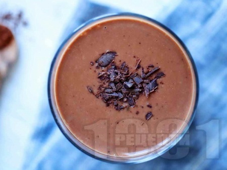 Здравословно веган протеиново шоколадово смути с банан и авокадо - снимка на рецептата